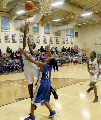 STRONG INSIDE – Jr. Pilot Felix Jackson (21) puts in two of his game high 14 points, during a game against Cairo last week. Jackson led all scorers on the night, guiding Fulton County to a 42-27 win at home. (Photo by Charles Choate)