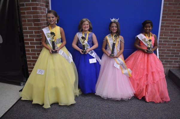 2023 JUNIOR MISS BANANA FESTIVAL – Harper Parish, third from left, was crowned Queen in the age 7-9 division of the Banana Festival pageants held Sept. 9 at Fulton High School. She is the daughter of Whitney and Austin Parish of Union City, Tenn. Others in the court included, left to right, first maid, Lynlee Grace Crosser, daughter of John and Ashley Crosser of Medina, Tenn.; second maid, Molly Crockett, daughter of Michael and Kelsey Crockett, of South Fulton; Queen, Harper Parish; third maid, Serenity Smith, daughter of Reuben and Meghan Smith of Marquand, Mo. (Photo by Benita Fuzzell)