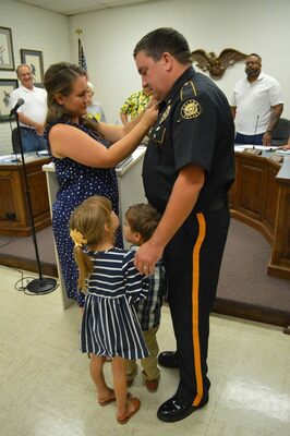 MAKING IT OFFICIAL – Recently hired Fulton Police Department Chief Allen Poole was officially sworn in to the leadership position following over two decades of service with the FPD. The oath was given by Fulton Mayor David Prater Monday night with Chief Poole’s wife, Laura and children, Lilly and Jack participating in the pinning ceremony. (Photo by Benita Fuzzell)